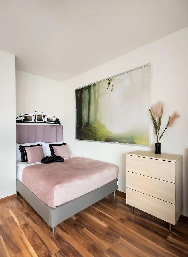 Wola 8Th Floor Rose Apartment Varsovia